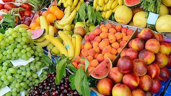 Ціни на фрукти та ягоди в Україні: що подешевшало на Столичному ринку